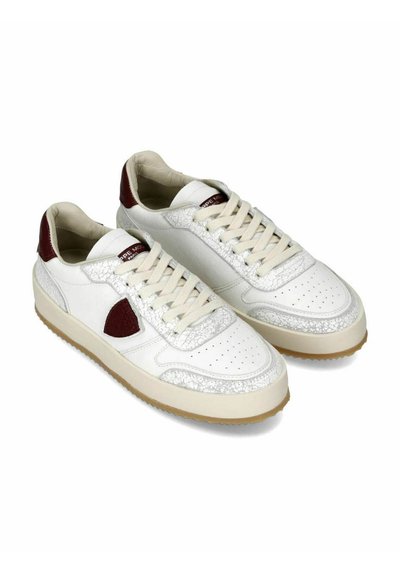 Hvide lædersneakers med teksturdetaljer, der har maroon hæl og sidestræk, cremede snørebånd og en gummigummisål.