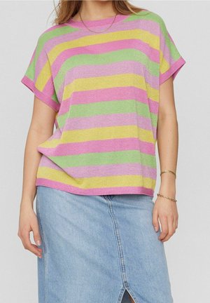 Koszula z krótkim rękawem o luźnym kroju z poziomymi paskami w kolorach różowym, zielonym i żółtym. Miękka w dotyku z okrągłym dekoltem i lekko oversize'owym fasonem.