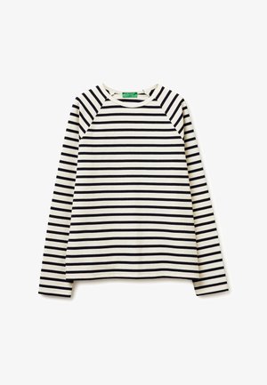 Langärmeliges Rundhalsshirt mit schwarz-weiß gestreiften Querstreifen, Raglanärmeln und einem grünen Etikett im Krageninneren.