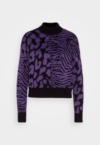 Pull violet et noir à motifs avec un col montant, présentant un mélange d'imprimés abstraits léopard et zèbre, avec des poignets et un ourlet côtelés.