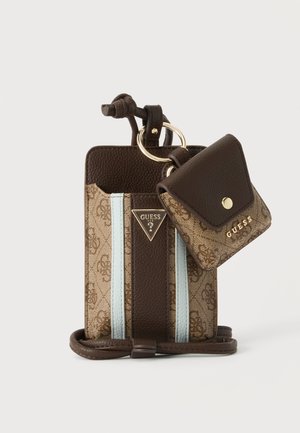 Καφέ και μπεζ θήκη καρτών Guess με προσαρτημένη μικρή θήκη και μεταλλικά στοιχεία σε χρυσό χρώμα σε απλό φόντο.