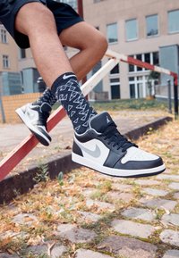 Jordan AIR JORDAN 1 - Tenisky - black/particle grey-white