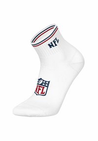 Hvide ankelstrømper med NFL-logo på foden og "NFL" tekst på kanten, med røde, hvide og blå striber øverst.