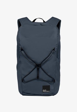 Donkerblauwe rugzak van duurzaam materiaal, met een eenvoudige rechthoekige vorm, verstelbare schouderbanden en bungee koorddetails aan de voorkant.