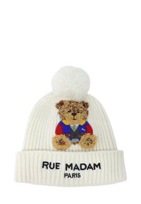 Berretto bianco lavorato a maglia con un'illustrazione testurizzata di un orso e un pompon soffice sulla parte superiore. "RUE MADAM PARIS" ricamato sul polsino.