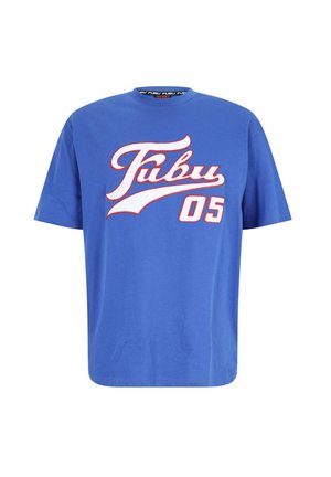 Blå kortermet T-skjorte laget av bomull. Har stor hvit tekst "Fubu" med rød kant og tallet "05" under i hvitt med rød kant.