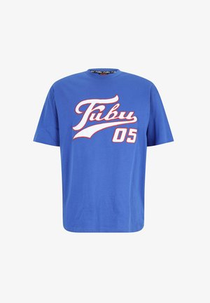 Blauwe T-shirt met korte mouwen van katoen. Bevat grote witte tekst "Fubu" met rode omranding en het nummer "05" eronder in wit met rode omranding.