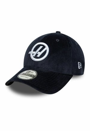 Schwarze Cord-Cap mit verstellbarem Verschluss, weißem, gesticktem rundem Logo auf der Vorderseite und kleinem weißem Logo an der Seite.