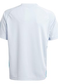 Camiseta deportiva blanca de manga corta, con textura suave y detalles en azul a los lados. Cuello redondo y tejido transpirable.