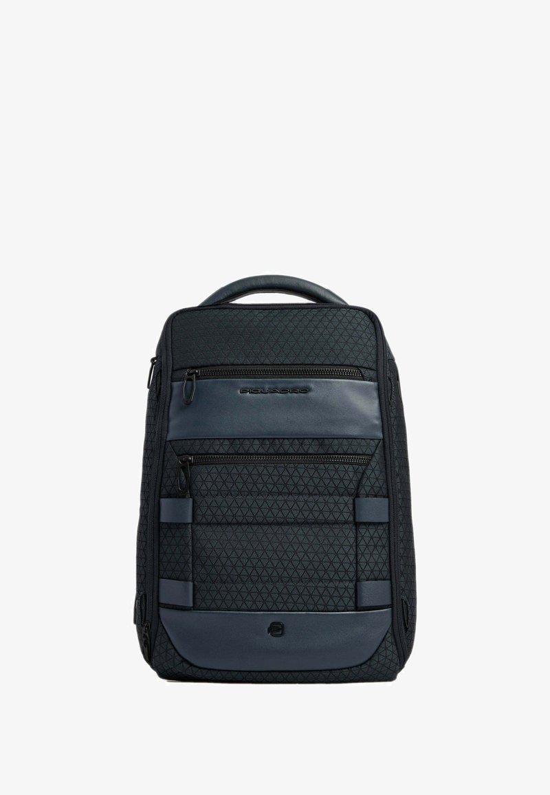 Zaino testurizzato nero e blu navy con due tasche frontali con cerniera, maniglia imbottita e logo del marchio discreto sul pannello frontale.