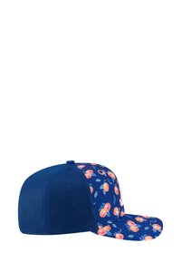 Blaues Mesh-Baseballcap mit einem floralen Pfirsichmuster auf dem vorderen Panel, mit einem flachen Schirm und einem Knopf oben.