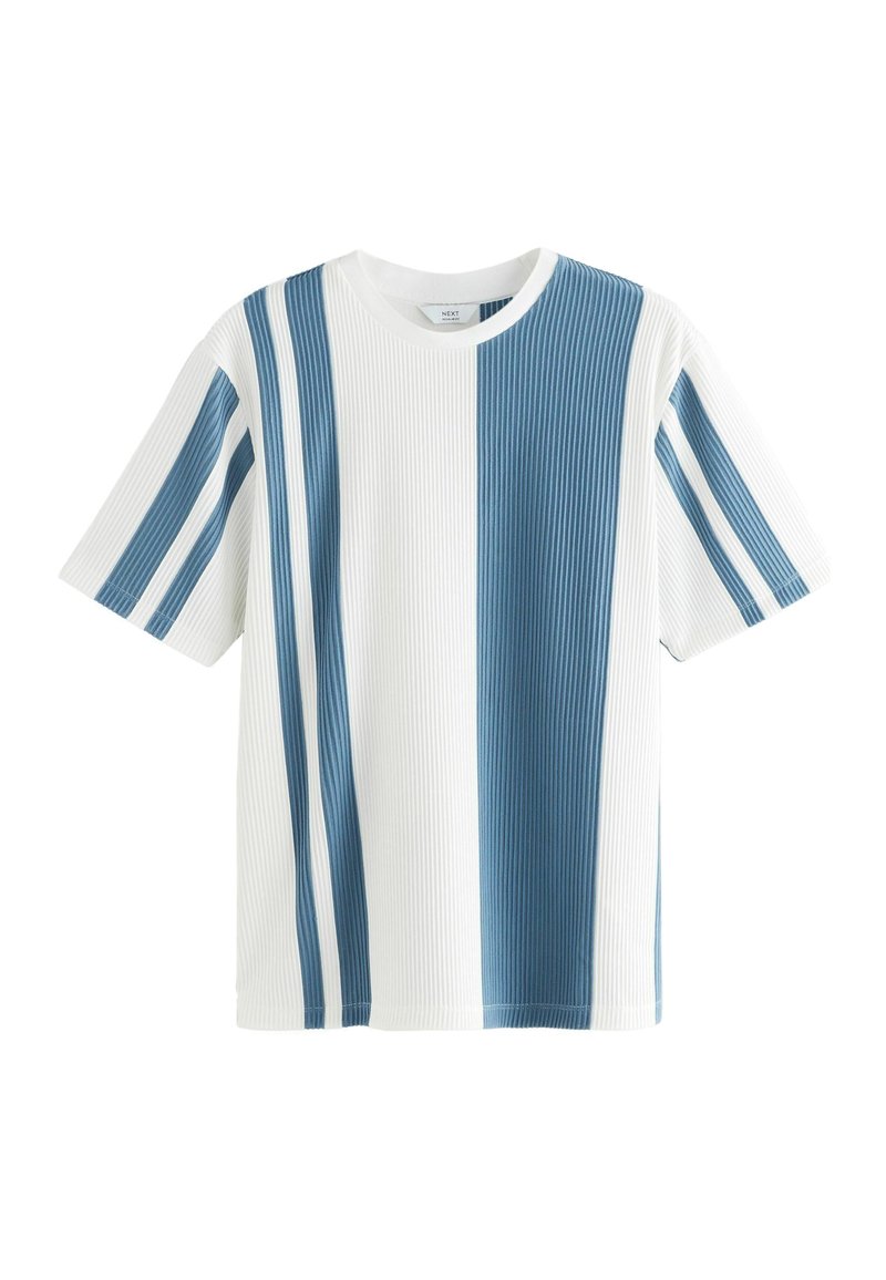 Camiseta de algodón con cuello redondo; presenta una textura horizontal acanalada en rayas azules y blancas. Mangas cortas con acentos a rayas a juego.
