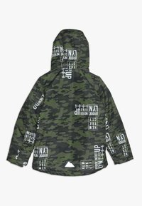 Camo-print jakke med hætte, justerbare manchetter og hvide tekstgrafikker. Fremstillet af glat stof med mat finish og et trekantet logo akcent.