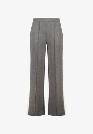 Grijze wijdvallende broek gemaakt van zachte stof, met zijwitte strepen, voorplooien en een elastische tailleband voor comfort.