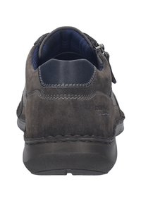 Scarpa in suede grigio scuro con un accentuazione in pelle sul tallone e bordatura blu a contrasto; presenta dettagli cuciti e suola in gomma.