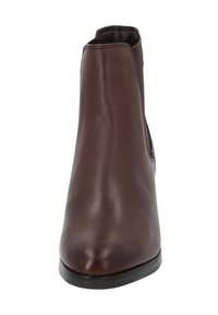 Botín de cuero marrón hasta el tobillo con una silueta elegante, paneles laterales elásticos y puntera redondeada. Textura suave con un ligero brillo.