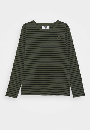 Chemise à manches longues vert foncé avec des rayures horizontales noires et un petit logo circulaire noir sur la partie supérieure gauche de la poitrine.