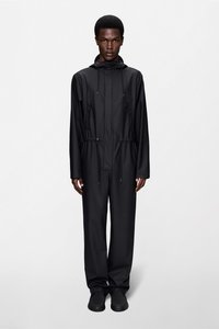 Must, kergekaaluline, veekindel kombinesoon kapuutsiga, elastsete mansettide ja nöörvöökohaga. Minimalistlik disain, sile tekstuur ja nähtamatud kinnitusdetailid.