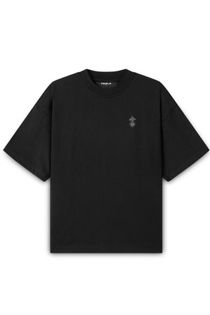 Μαύρο βαμβακερό T-shirt με στρογγυλή λαιμόκοψη και κοντά μανίκια. Διακριτική γραφική λεπτομέρεια σε πιο ανοιχτό τόνο στο στήθος. Άνετη εφαρμογή.