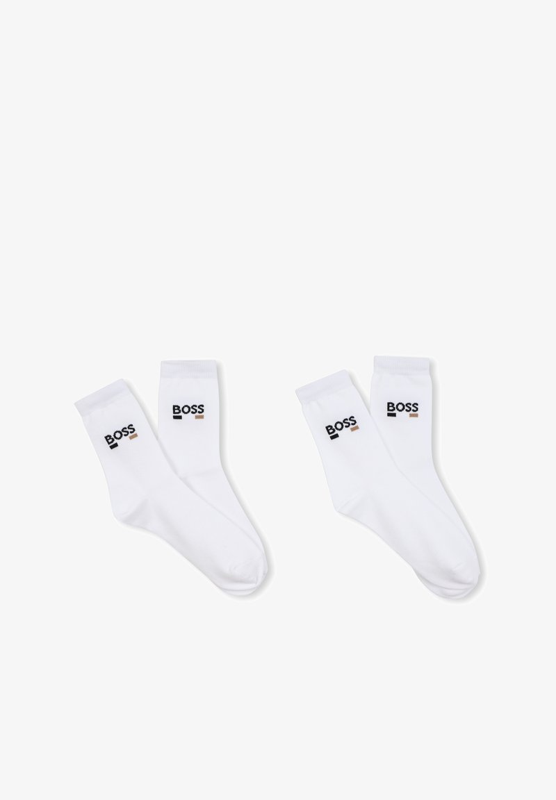 Calzini in cotone bianco misto con polsini a costine, caratterizzati da un logo "BOSS" nero e beige sul lato esterno. Design classico a lunghezza crew.