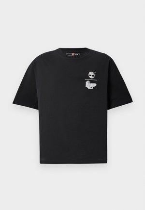 Camiseta de algodón negra de manga corta, con un logotipo y diseño gráfico en blanco en el pecho. Corte simple y relajado.