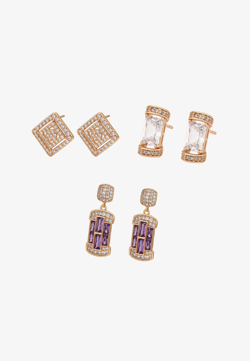 Tre paia di orecchini a bottone color oro con cristalli trasparenti, forme rettangolari e quadrate, e dettagli con pietre preziose viola su sfondo bianco.