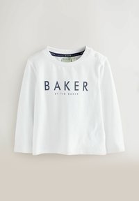 Weißes Langarmshirt mit rundem Halsausschnitt, blauem "BAKER"-Schriftzug und Druckknöpfen an einer Schulter. Weiches Baumwollmaterial.
