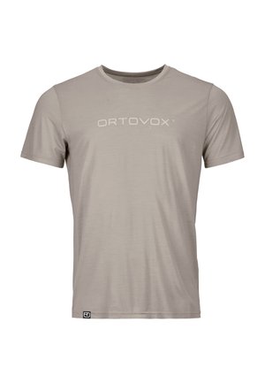Beiges Baumwoll-T-Shirt mit Rundhalsausschnitt und kurzen Ärmeln. Auf der Brust prangt ein weißes "ORTOVOX"-Logo, und am Saum befindet sich ein kleines schwarzes Etikett.