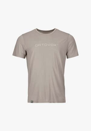 Beiges Baumwoll-T-Shirt mit Rundhalsausschnitt und kurzen Ärmeln. Auf der Brust prangt ein weißes "ORTOVOX"-Logo, und am Saum befindet sich ein kleines schwarzes Etikett.