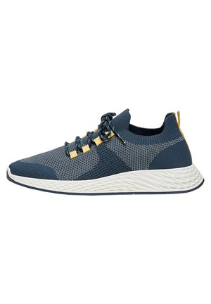 Mørkeblå og grå strikket sneakers med hvid tekstureret sål, sorte og gule snørebånd og gul hælkrog, sidevinkel.