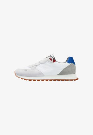 Zapatillas blancas con una parte superior de ante y malla, acentos en rojo y azul, talón gris y una suela de goma marrón texturizada. Diseño clásico de zapatillas de running.