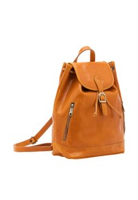 Zaino in pelle marrone chiaro con chiusura a coulisse, parte superiore a pattina e tasche laterali con zip. Tessuto liscio e spallacci regolabili.