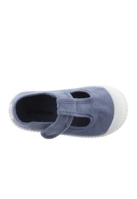 Scarpa di tela blu con suola in gomma bianca, lati sagomati e cinturino in Velcro. Tessuto testurizzato e design con punta arrotondata. Logo del brand visibile all'interno.