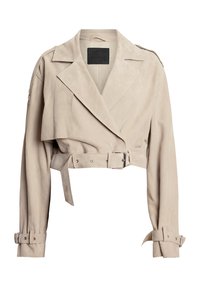 Beige Wildlederjacke, tailliert, mit breiten Revers, Schulterklappen, silberner Schnallen-Gürtel und verstellbaren Bündchen. Glatte Textur und minimalistisches Design.