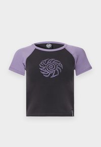 Μαύρο πουκάμισο με κοντά μανίκια και ανοιχτό μωβ μανίκια ράγκλαν, με κεντημένο σχεδιασμό σπείρας ήλιου στο στήθος που ταιριάζει.