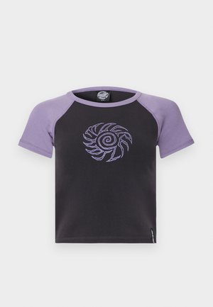 Crna majica kratkih rukava sa svijetlofioletnim raglan rukavima i odgovarajućim spiralim dizajnom sunca uvezena na prsima.