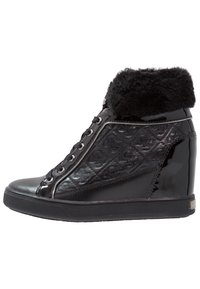 Czarne sneakersy na koturnie w stylu high-top z pikowanymi panelami, sznurowanym zapięciem, błyszczącymi akcentami i puszystym futrzanym kołnierzem.