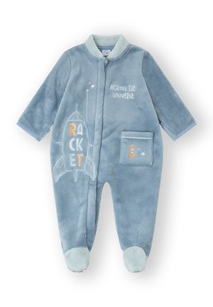 Pijama de forro polar en azul claro con diseño de cohete y texto bordado "ACROSS THE UNIVERSE". Cuenta con un bolsillo frontal y detalles suaves en los pies.