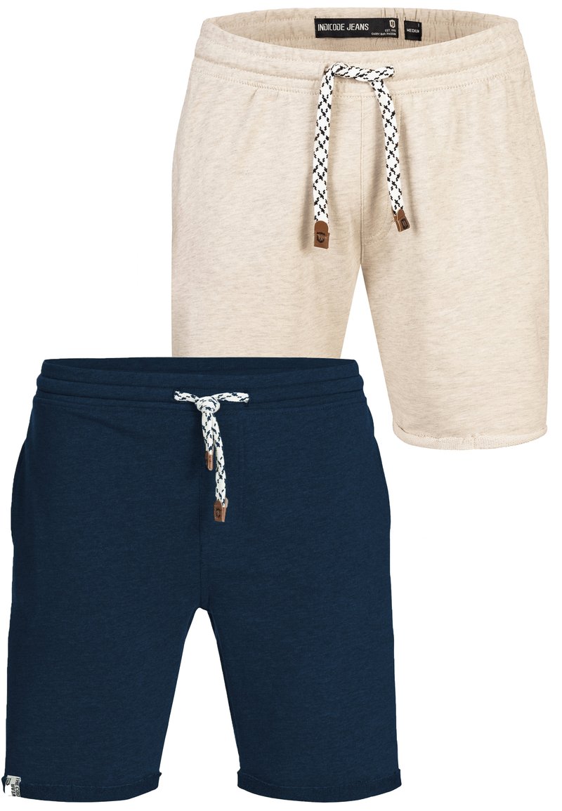 Twee paren shorts: een in beige met een gestructureerde afwerking en een trekkoord, de ander in marineblauw, beide met gestreepte trekkoorden en zijzakken.