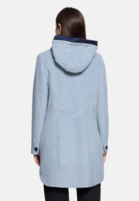 Helle blaue Wollmischungjacke mit Kapuze, ausgestattet mit navy-farbenem Futter, zwei Knöpfen an den Ärmeln und dezenten Stickdetails auf der Rückseite.