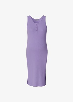 Robe midi violette sans manches en tissu côtelé avec un col arrondi et une patte de boutonnage à cinq boutons ; possède des fentes latérales à l'ourlet.