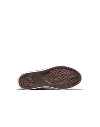 Sulan på en Converse-sneaker visar ett brunt mönster med geometriska former och "Converse All Star"-märke på en vit bakgrund.