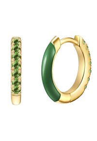 Zelta apliķa auskaru dizains ar zaļiem emaljas akcentiem un vienā stilā izvietotu zaļu akmeņu rindu. Gluda un teksturēta apdare, pulēta metāla virsma.