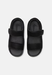 Svarta sandaler i syntetmaterial, med två justerbara remmar, texturerad fotbädd och en slät yta. Inga synliga logotyper.