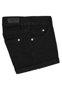 Pantalones cortos de mezclilla negra con dobladillo doblado, diseño de cinco bolsillos, acentos de botón metálico y una etiqueta de cuero en la cinturilla.