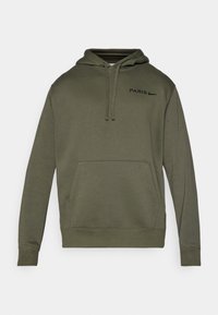 Felpa verde oliva realizzata in tessuto morbido, caratterizzata da una tasca frontale, cappuccio con cordino e i loghi neri "PARIS" e Nike sul petto.