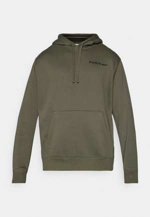 Oliwkowa bluza z kapturem z miękkiego materiału, wyposażona w kieszeń z przodu, sznurkiem do ściągania i czarnymi logo "PARIS" oraz Nike na klatce piersiowej.