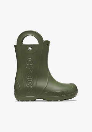 Botte de pluie en caoutchouc verte avec un design haut, poignée découpée circulaire, semelle texturée et logo "crocs" en relief sur le côté.