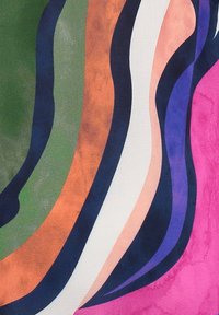 Tissu coloré avec des rayures ondulées en vert, orange, bleu marine, rose et blanc. Texture lisse avec un léger éclat, créant un motif dynamique.