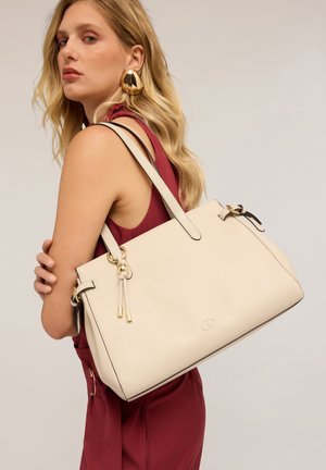 Beige Lederhandtasche mit langen Trägern, goldenen Hardware-Details und einem gesicherten Knotenakzent. Glatte Textur mit strukturiertem Format.
